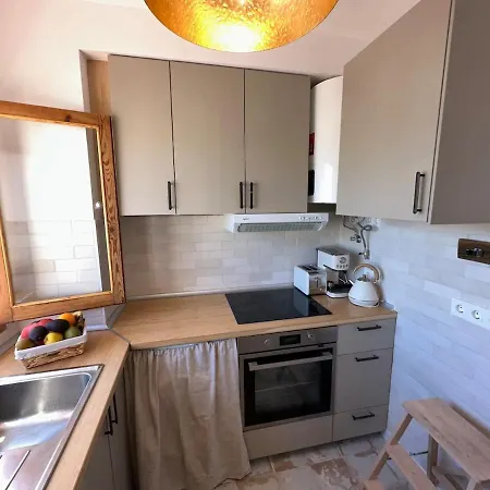 Apartment 2 Bed Centre Next To The Beach! *