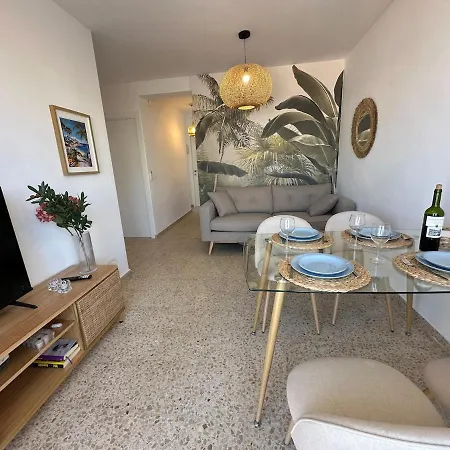 Apartment 2 Bed Centre Next To The Beach!