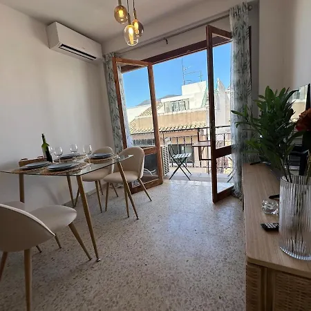 Apartment 2 Bed Centre Next To The Beach!