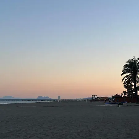 2 Bed Centre Next To The Beach! Апартаменты