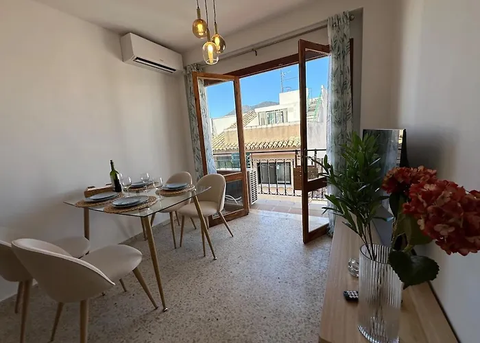 2 Bed Centre Next To The Beach! * Estepona