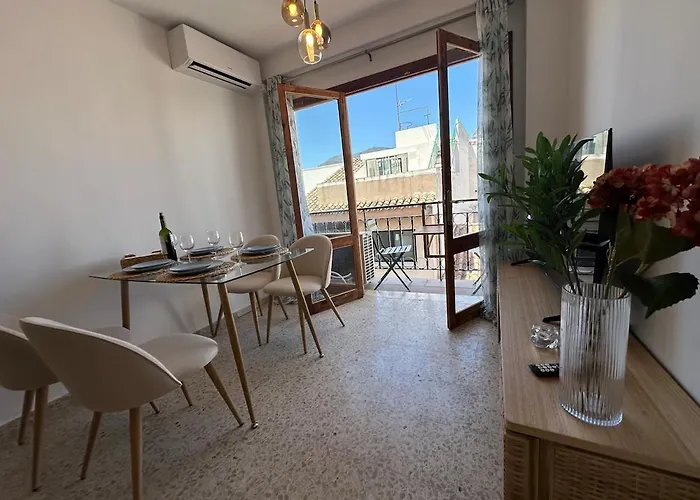 Apartment 2 Bed Centre Next To The Beach!