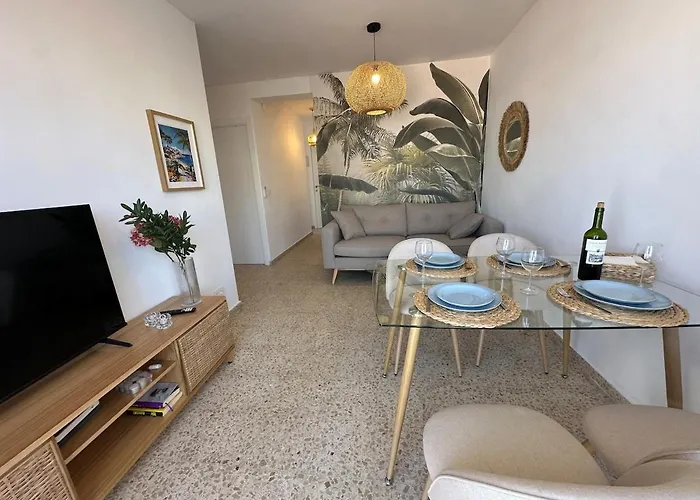 Apartment 2 Bed Centre Next To The Beach!