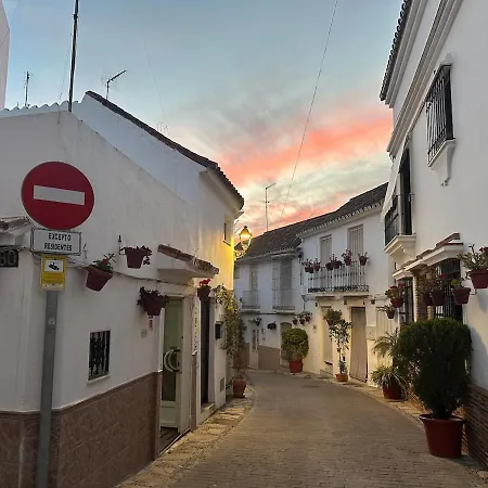 2 Bed Centre Next To The Beach! Εστεπόνα