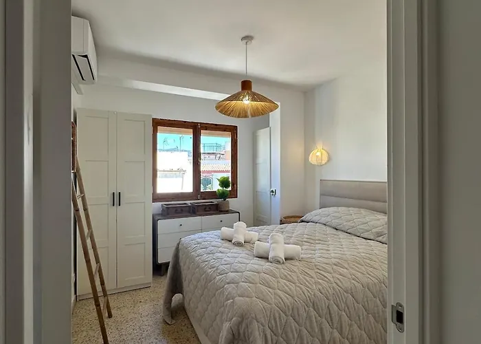 2 Bed Centre Next To The Beach! * Εστεπόνα