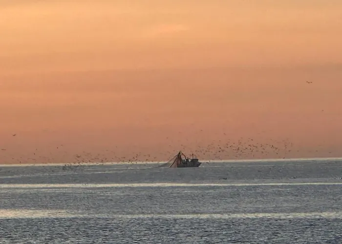 2 Bed Centre Next To The Beach! Διαμέρισμα Εστεπόνα