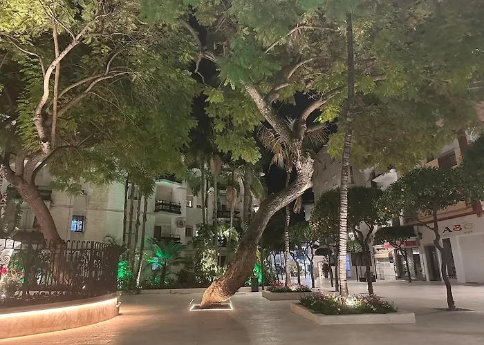 2 Bed Centre Next To The Beach! * Εστεπόνα