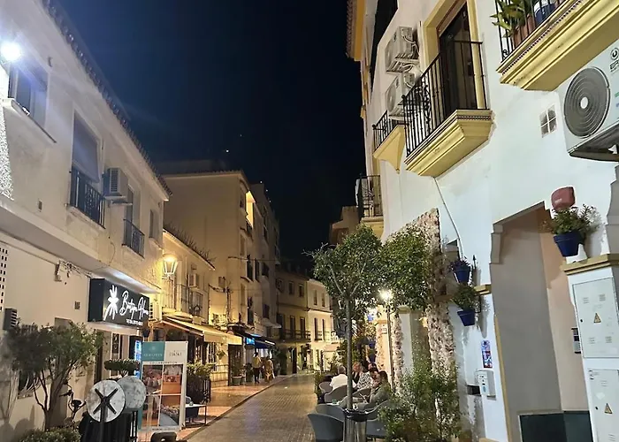 2 Bed Centre Next To The Beach! Εστεπόνα