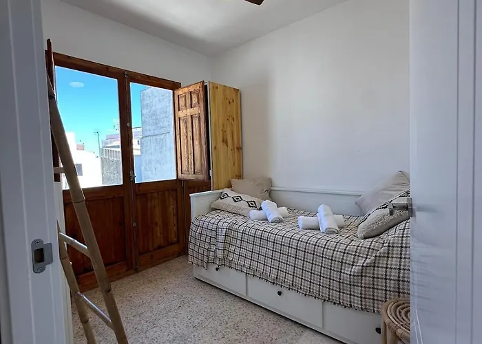 2 Bed Centre Next To The Beach! * إِستيبونا