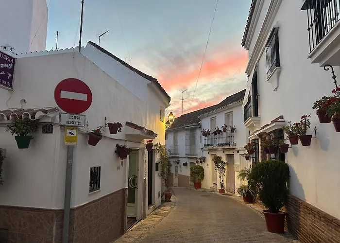 2 Bed Centre Next To The Beach! Εστεπόνα