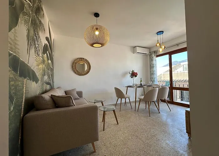 Διαμέρισμα 2 Bed Centre Next To The Beach! Εστεπόνα